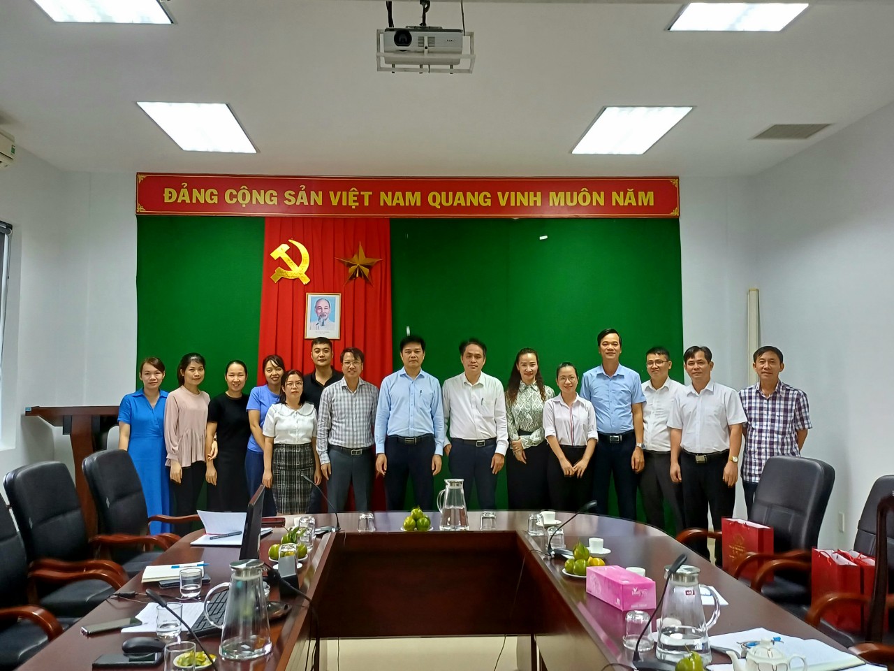 Đoàn Vụ Khoa học và công nghệ các ngành kinh tế - kỹ thuật và Văn phòng các Chương trình trọng điểm cấp nhà nước Bộ Khoa học và Công nghệ ghé thăm Viện Nghiên cứu Khoa học Miền Trung